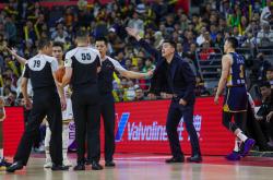 开云下载-大连一方球队成员聚精会神，全力备战比赛的简单介绍