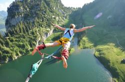 开云体育登录-莱万统治全场，塞内加尔速胜AC米兰，一场定义时代的表演