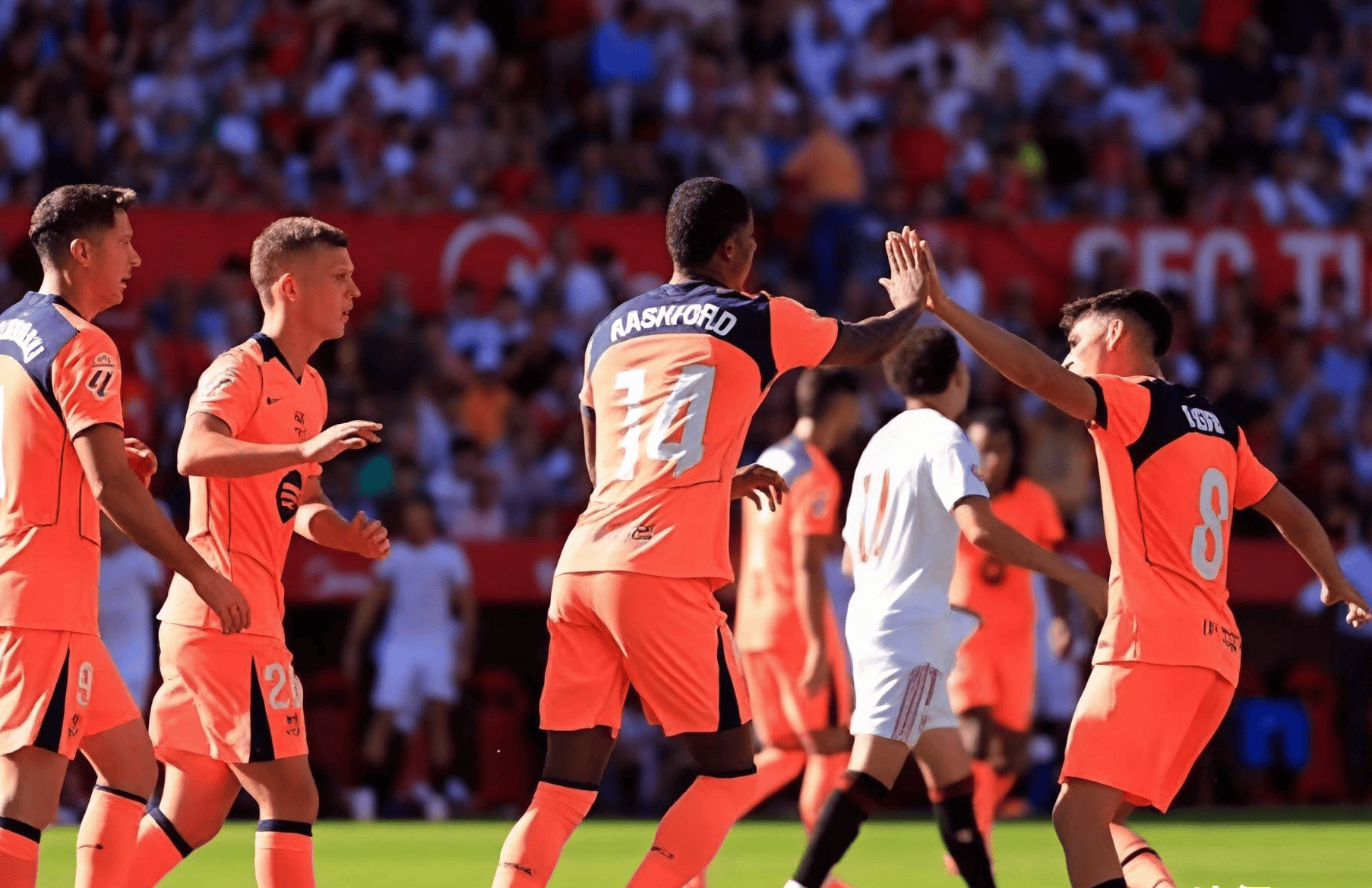 包含阿尔维斯连扳两球，帮助塞维利亚获得胜利的词条