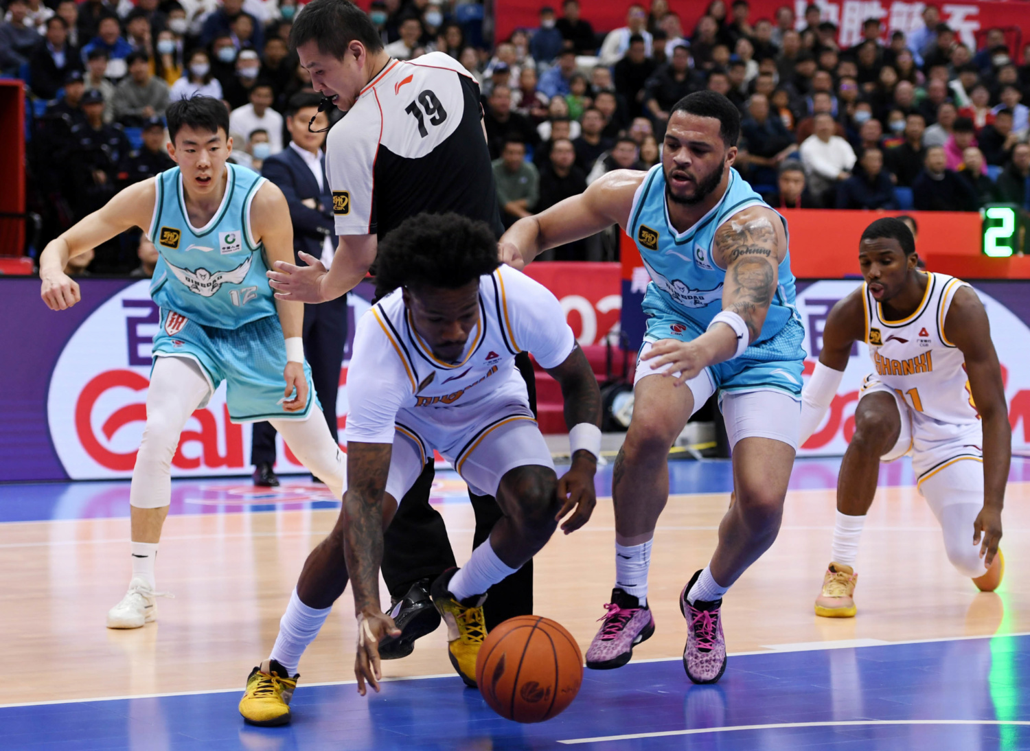 新疆队在对阵山西队比赛中取得胜利