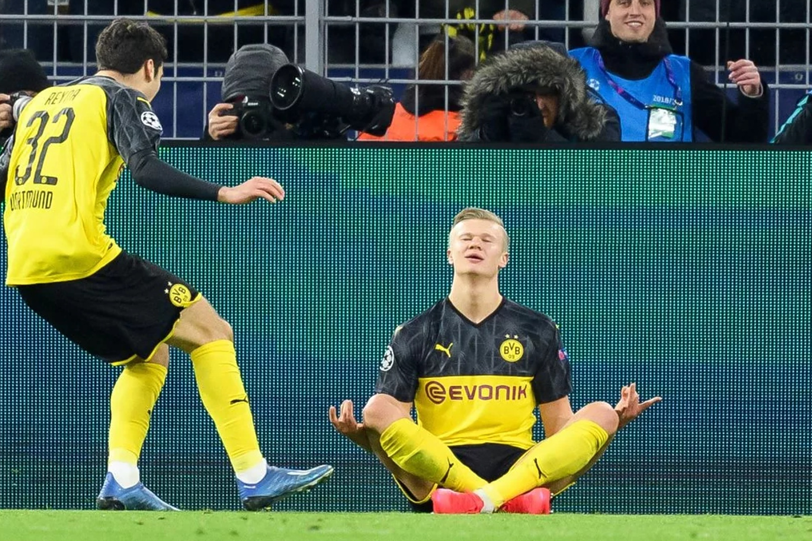 多特蒙德球员合作默契，取得胜利