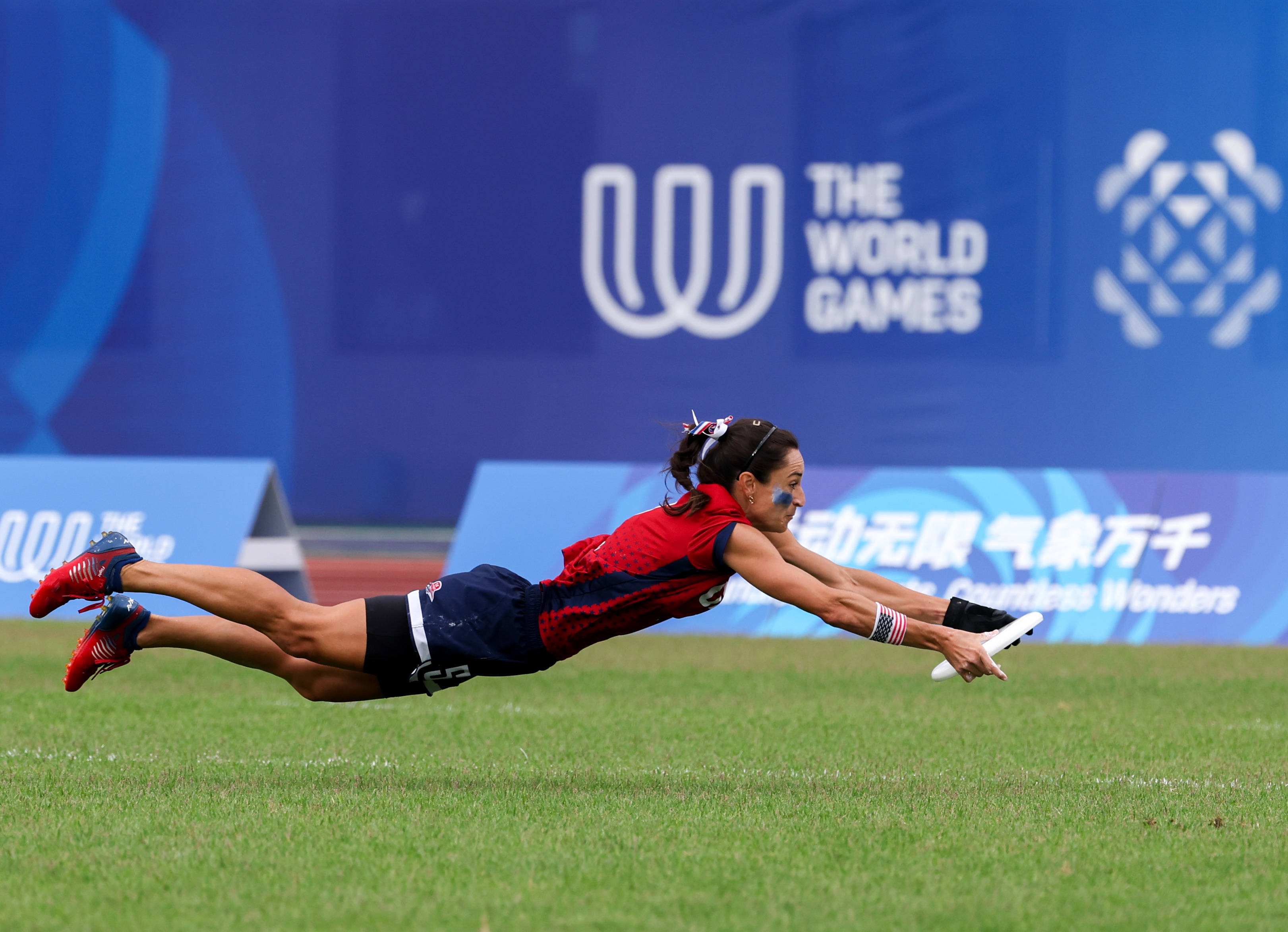 包含球队凭借团队合作，赢得重要胜利，晋级下一轮比赛的词条