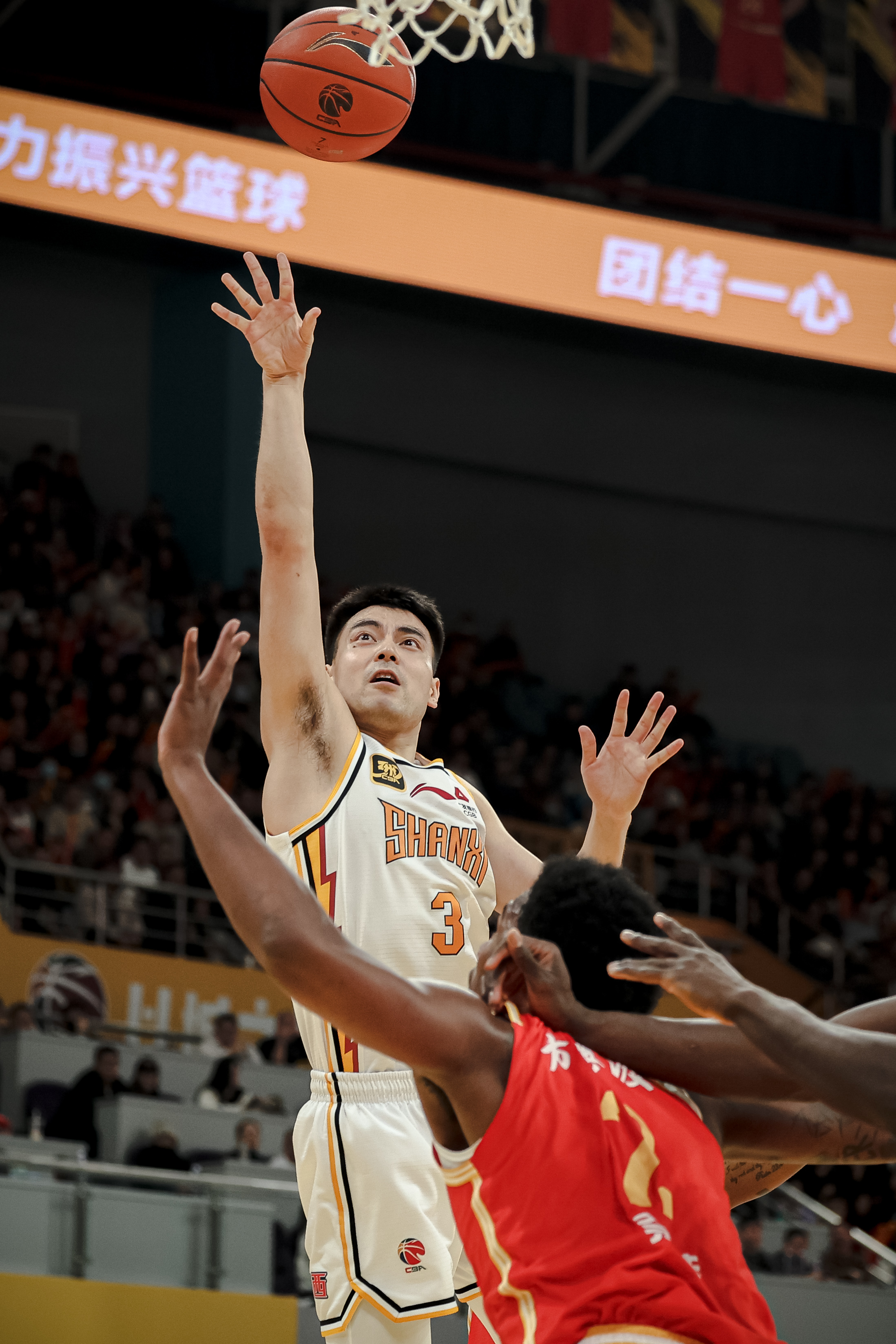 球类比赛火爆进行，选手们奉献激情战役