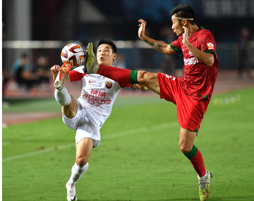 足坛重要对决即将上演，谁将笑到最后？