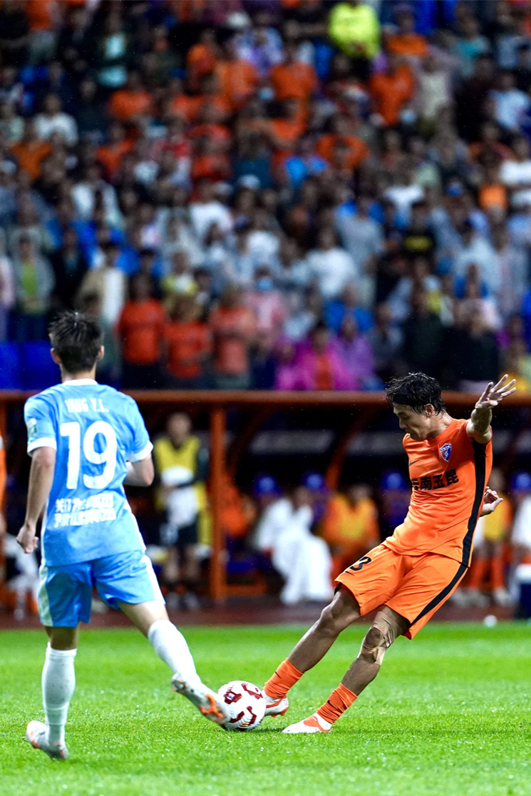 包含重要比赛中逢敌手，球员闪耀全场赢得掌声的词条