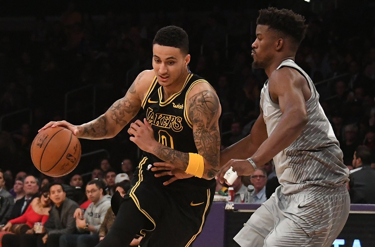 关于雄鹿血洗掘金，凯尔·库兹马完成帽子戏法的信息