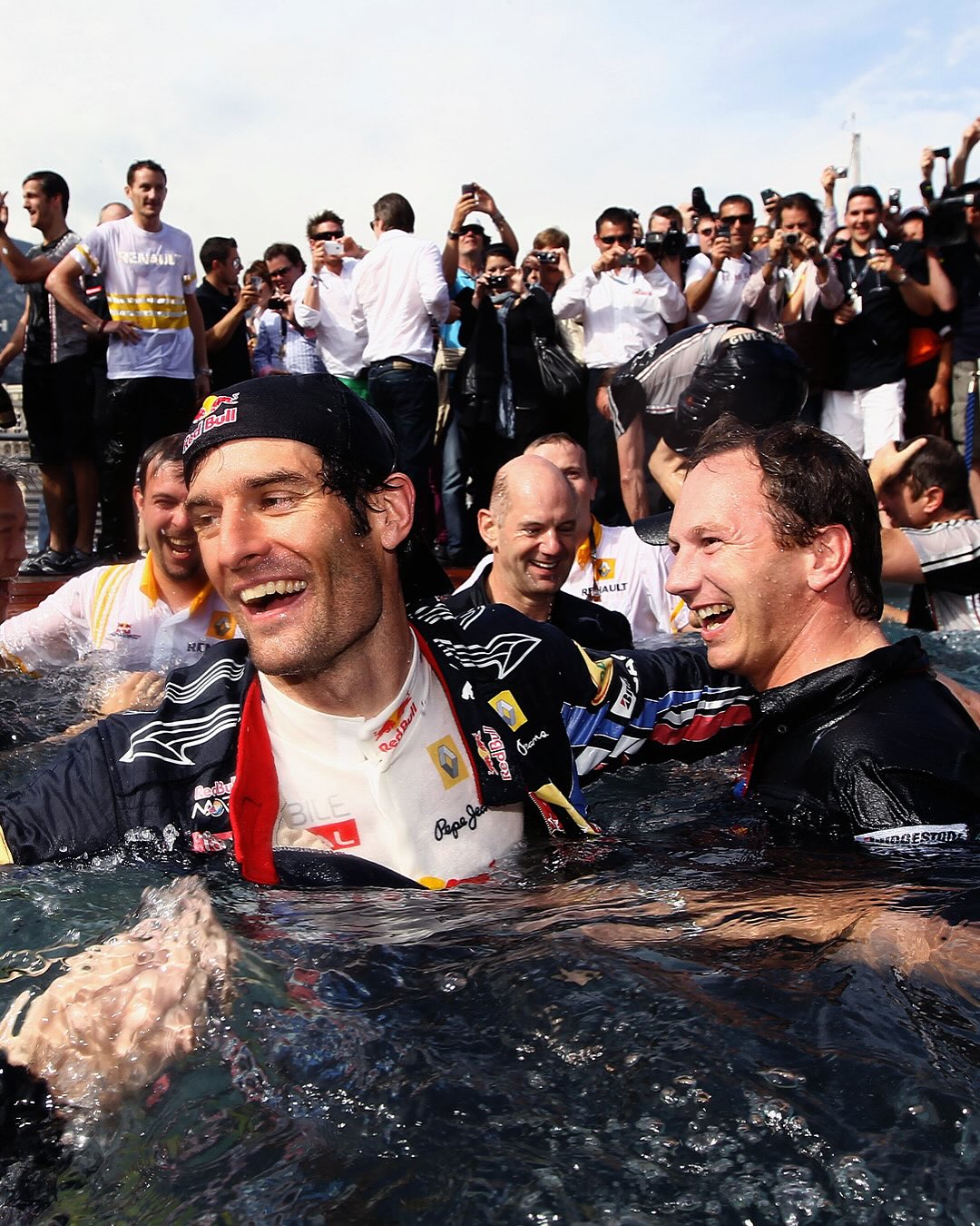 关于红牛车队横扫红牛二队，拉塞尔统治全场的信息