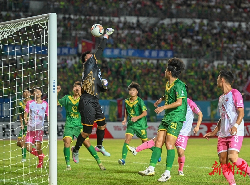 中场战火激烈，球员奋力拼抢的简单介绍