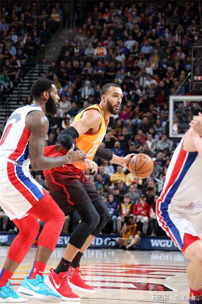爵士队员展现冷静，逆转对手实现胜利的简单介绍