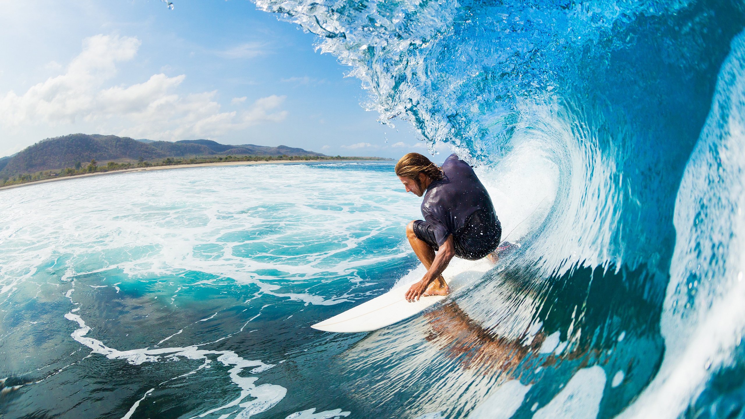 红色闪电撕裂银箭阵,法拉利策略完胜梅赛德斯,汉密尔顿绝地反击点燃赛场