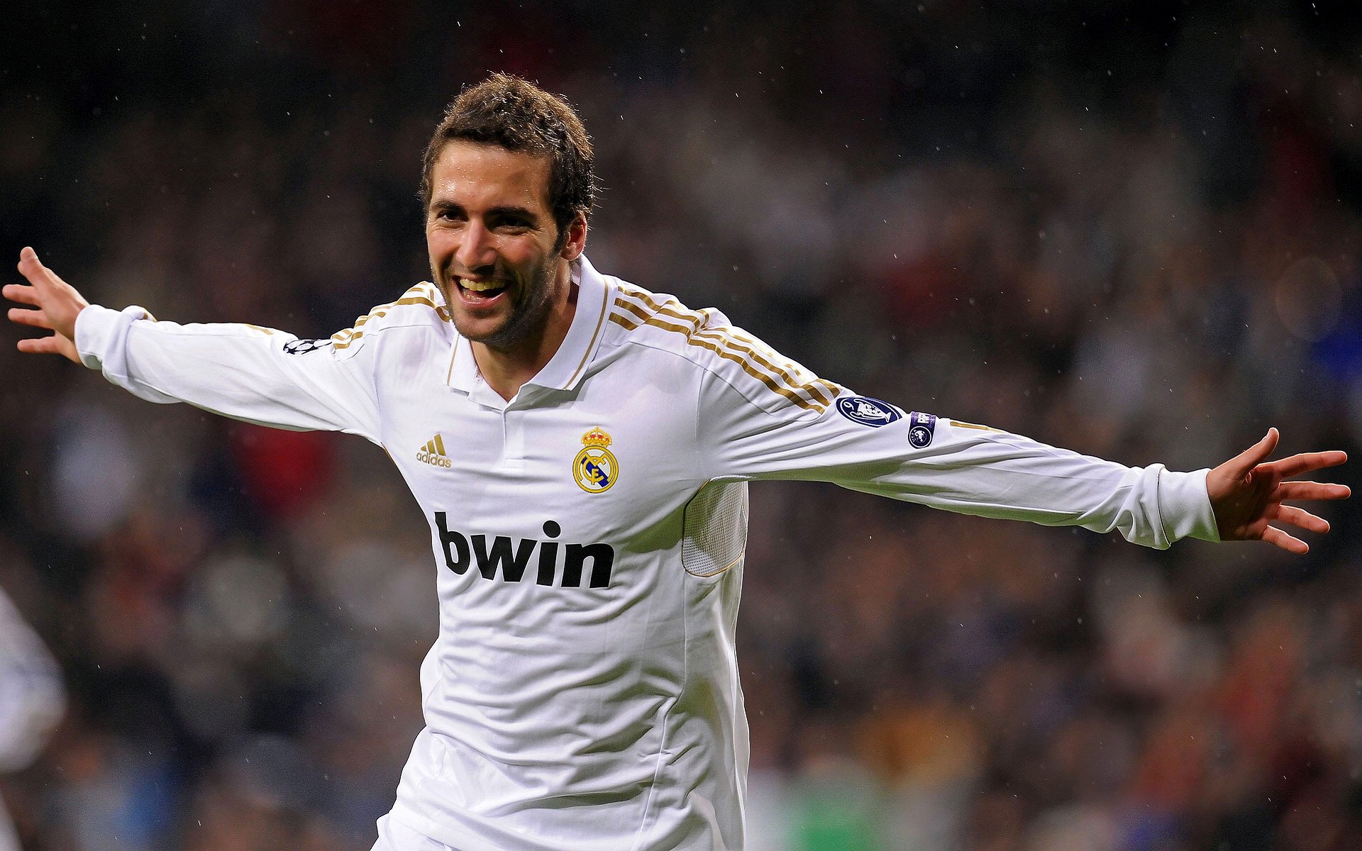 意甲焦点战与雄鹿狂胜，体育世界的激情交响